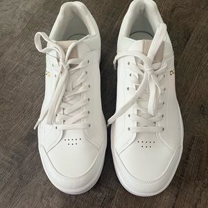 NEW ON The Roger Centre Court 9.5 White Sneakers